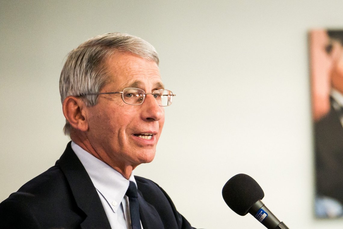 Anthony Fauci trekker seg. Imens lover republikanerne å sette responsen på covid under nitid granskning. Biden takker Fauci for å ha reddet liv i USA og i verden ellers. Foto: Wikimedia Commons Anthony Fauci trekker seg. Imens lover republikanerne å sette responsen på covid under nitid granskning. Biden takker Fauci for å ha reddet liv i USA og i verden ellers. Foto: Wikimedia Commons