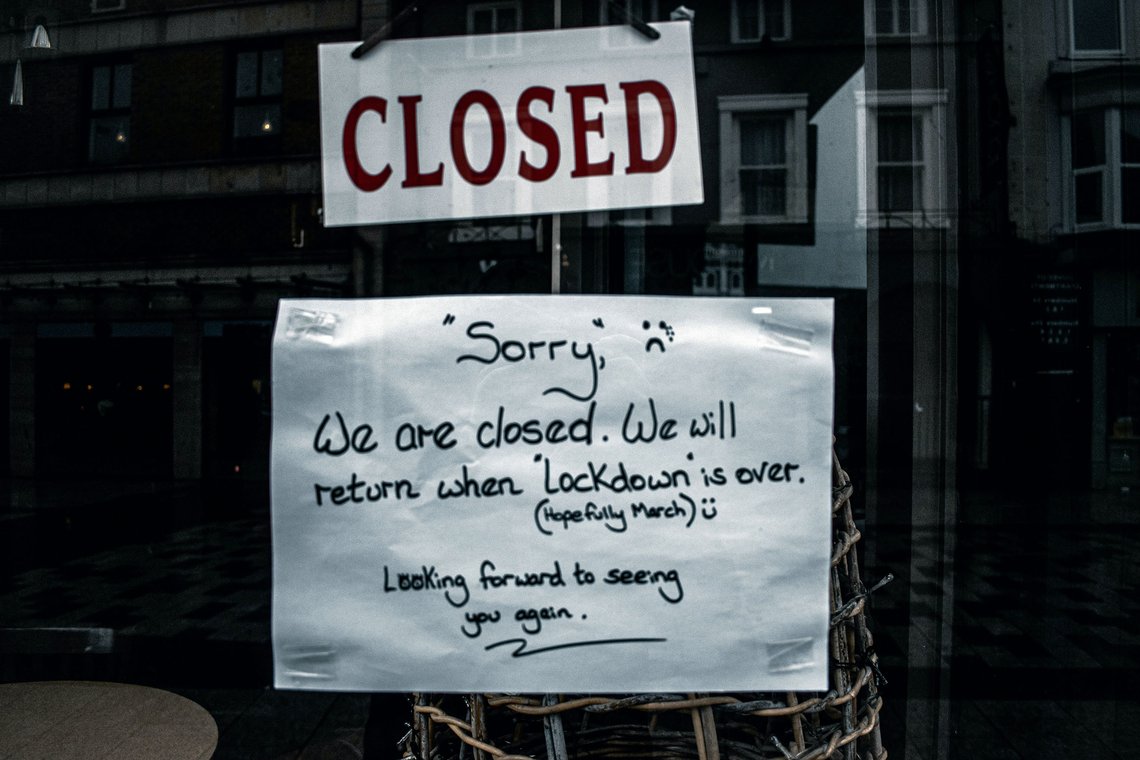 Offisiell britisk statistikk tyder på at de negative virkningene av nedlukningen er årsak til flere dødsfall enn selve sykdommen. Foto fra Darlington, England, ved Lewis Ashton / Pexels Offisiell britisk statistikk tyder på at de negative virkningene av nedlukningen er årsak til flere dødsfall enn selve sykdommen. Foto fra Darlington, England, ved Lewis Ashton / Pexels