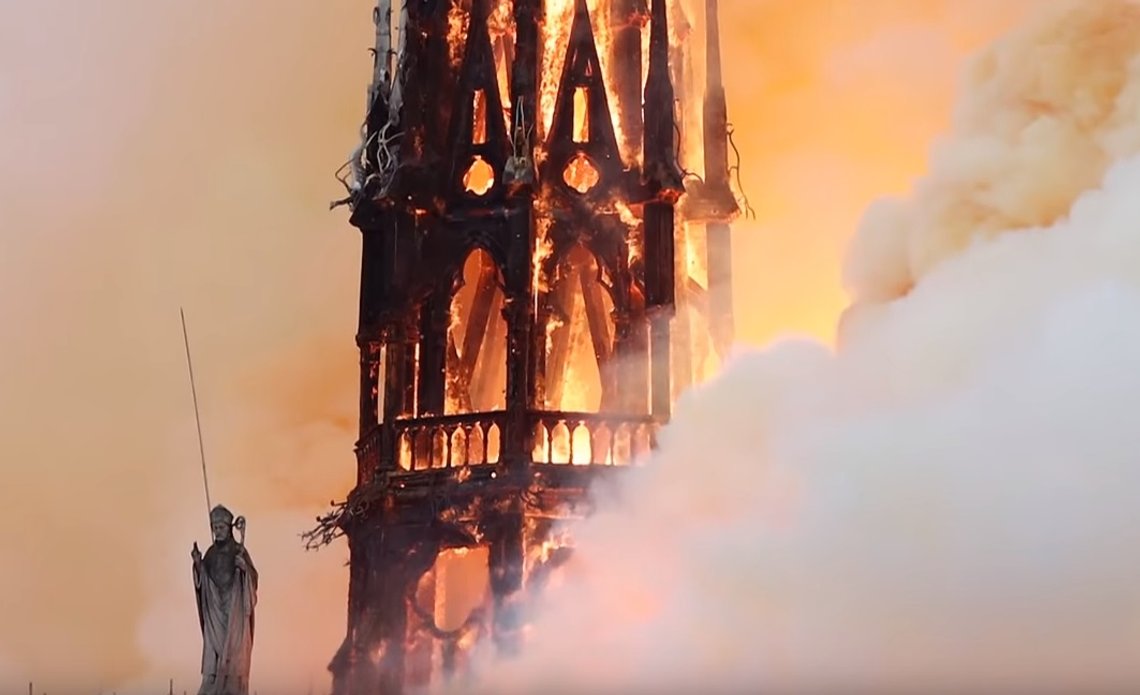 Skjermdump fra brannen i Notre Dame, Paris. Skjermdump fra brannen i Notre Dame, Paris.