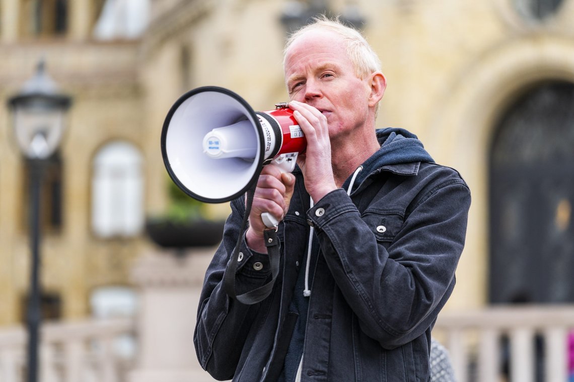 SVs Lars Haltbrekken vil ha en avklaring fra Senterpartiet om klimamålene før partiet hans går inn i forhandlinger med Ap/Sp-regjeringen om neste års statsbudsjett. Foto: Håkon Mosvold Larsen / NTB SVs Lars Haltbrekken vil ha en avklaring fra Senterpartiet om klimamålene før partiet hans går inn i forhandlinger med Ap/Sp-regjeringen om neste års statsbudsjett. Foto: Håkon Mosvold Larsen / NTB