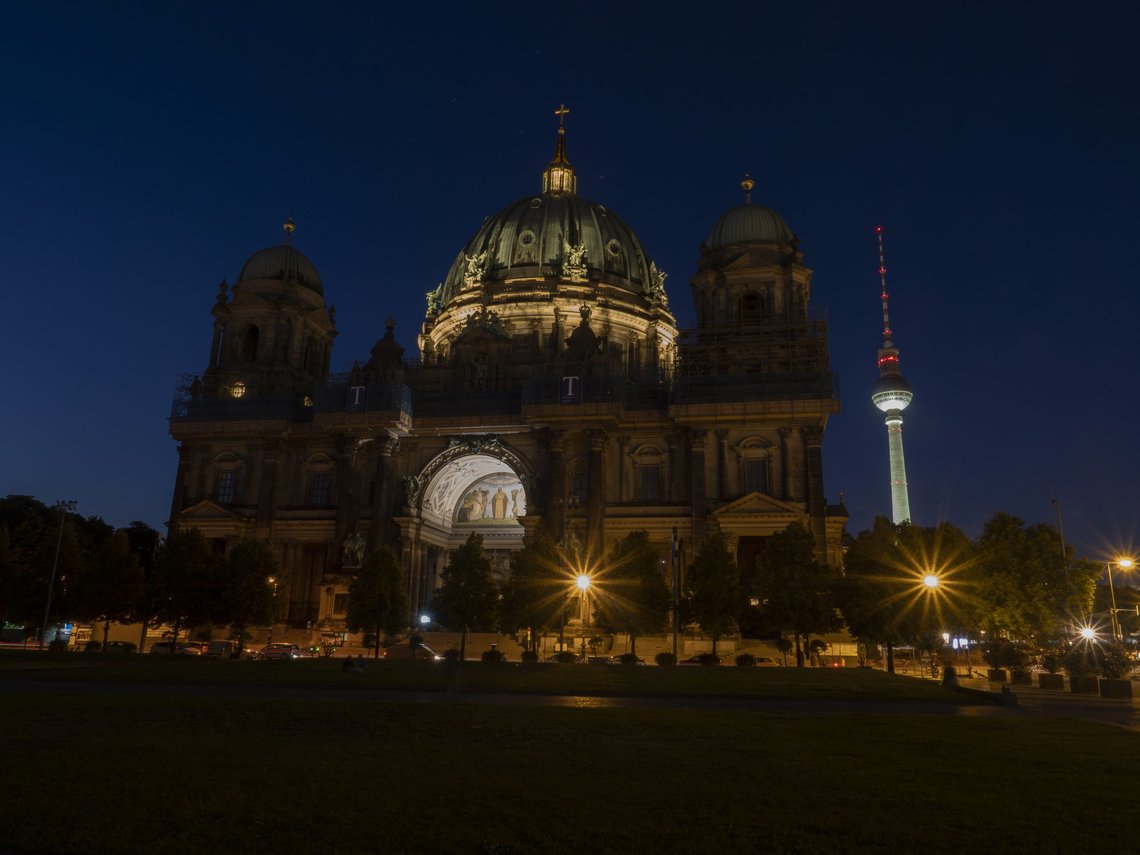 Katedralen i Berlin er ikke lenger fullt opplyst. Tyskland har innført en rekke energisparende tiltak, og ett av dem er mindre belysning om natta. Foto: Paul Zinken, AP / NTB. Katedralen i Berlin er ikke lenger fullt opplyst. Tyskland har innført en rekke energisparende tiltak, og ett av dem er mindre belysning om natta. Foto: Paul Zinken, AP / NTB.