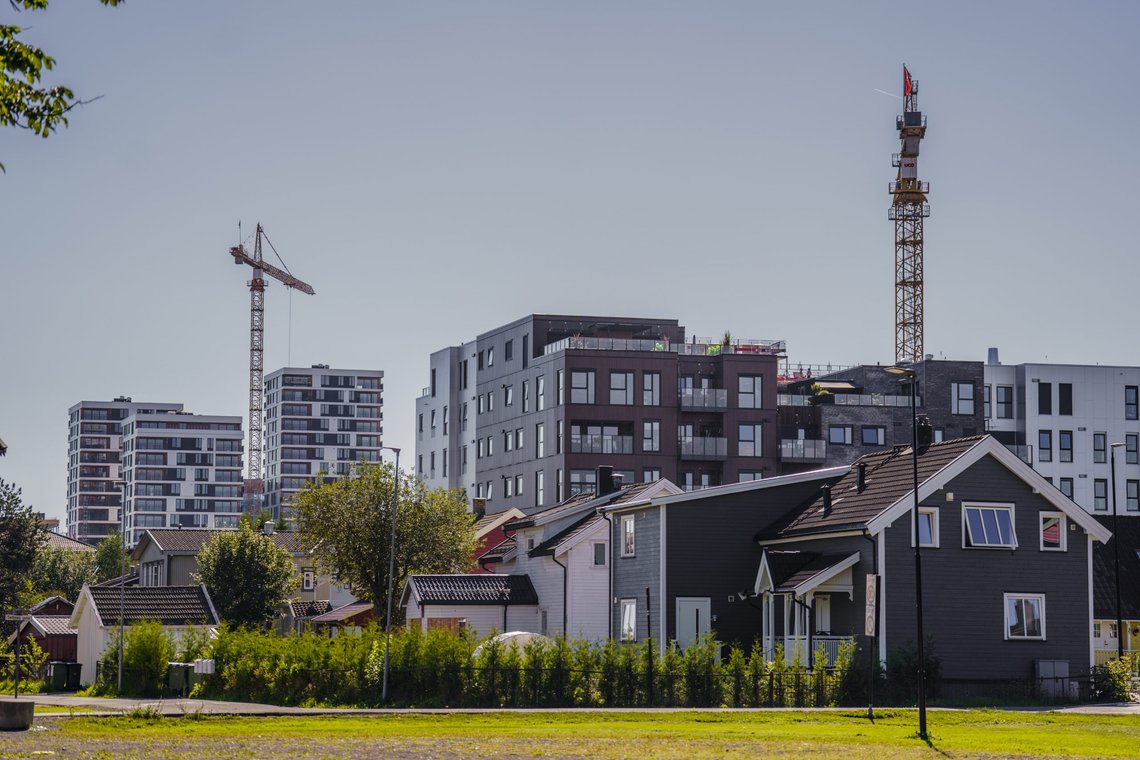 Eneboliger og blokker under oppføring i Lillestrøm sentrum. En sterk oppgang i utleieprisene for boliger i Norge i sommer. Stor etterspørsel og lavt tilbud av leieboliger har ført til skyhøye leiepriser. Nå forventer økonomer at renteoppgangen vil føre til at boligprisene kan synke. Foto: Stian Lysberg Solum / NTB Eneboliger og blokker under oppføring i Lillestrøm sentrum. En sterk oppgang i utleieprisene for boliger i Norge i sommer. Stor etterspørsel og lavt tilbud av leieboliger har ført til skyhøye leiepriser. Nå forventer økonomer at renteoppgangen vil føre til at boligprisene kan synke. Foto: Stian Lysberg Solum / NTB