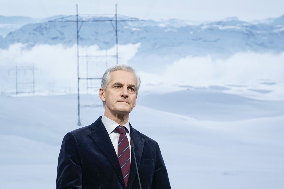 Statsminister Jonas Gahr Støre (Ap) fronter en regjering som har fått en rekke vanskelige saker i fanget de siste månedene, blant annet galopperende strømpriser. At regjeringens håndtering av disse sakene ikke har vært tillitsvekkende, vises på meningsmålinger og på årets tillisbarometer. Foto: Terje Pedersen / NTB Statsminister Jonas Gahr Støre (Ap) fronter en regjering som har fått en rekke vanskelige saker i fanget de siste månedene, blant annet galopperende strømpriser. At regjeringens håndtering av disse sakene ikke har vært tillitsvekkende, vises på meningsmålinger og på årets tillisbarometer. Foto: Terje Pedersen / NTB