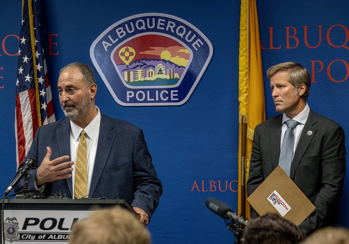 Ahmad Assed ved det islamske senter i New Mexico kunngjør arrestasjonen av Muhammad Syed. Til høyre Albuquerques ordfører Tim Keller. Medlemmer av det muslimske samfunn er bekymret for at oppfatningen av muslimer kan endres: – Når én muslim begår en forbrytelse kan ikke-muslimer anse selve religionen som voldelig eller ekstrem. Foto: Adolphe Pierre-Louis / The Albuquerque Journal / AP / NTB Ahmad Assed ved det islamske senter i New Mexico kunngjør arrestasjonen av Muhammad Syed. Til høyre Albuquerques ordfører Tim Keller. Medlemmer av det muslimske samfunn er bekymret for at oppfatningen av muslimer kan endres: – Når én muslim begår en forbrytelse kan ikke-muslimer anse selve religionen som voldelig eller ekstrem. Foto: Adolphe Pierre-Louis / The Albuquerque Journal / AP / NTB