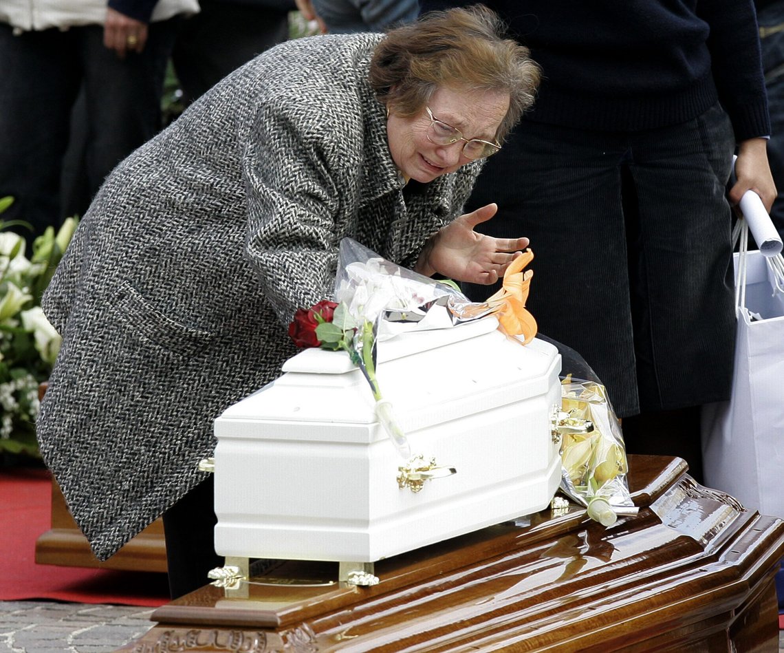 – Da vaksinen ble gitt til de yngre fikk vi et oppsving. Det tok bare to måneder fra vaksinen for 11–15-åringer var godkjent, til vi merket økende etterspørsel etter mindre kister. Foto: Antonio Calanni / AP / NTB – Da vaksinen ble gitt til de yngre fikk vi et oppsving. Det tok bare to måneder fra vaksinen for 11–15-åringer var godkjent, til vi merket økende etterspørsel etter mindre kister. Foto: Antonio Calanni / AP / NTB