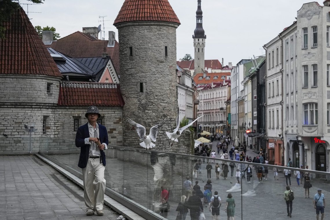 Det er dyrt å skru på lyset i gamlebyen i Tallinn for tiden. Foto: Pavel Golovkin / AP / NTB Det er dyrt å skru på lyset i gamlebyen i Tallinn for tiden. Foto: Pavel Golovkin / AP / NTB