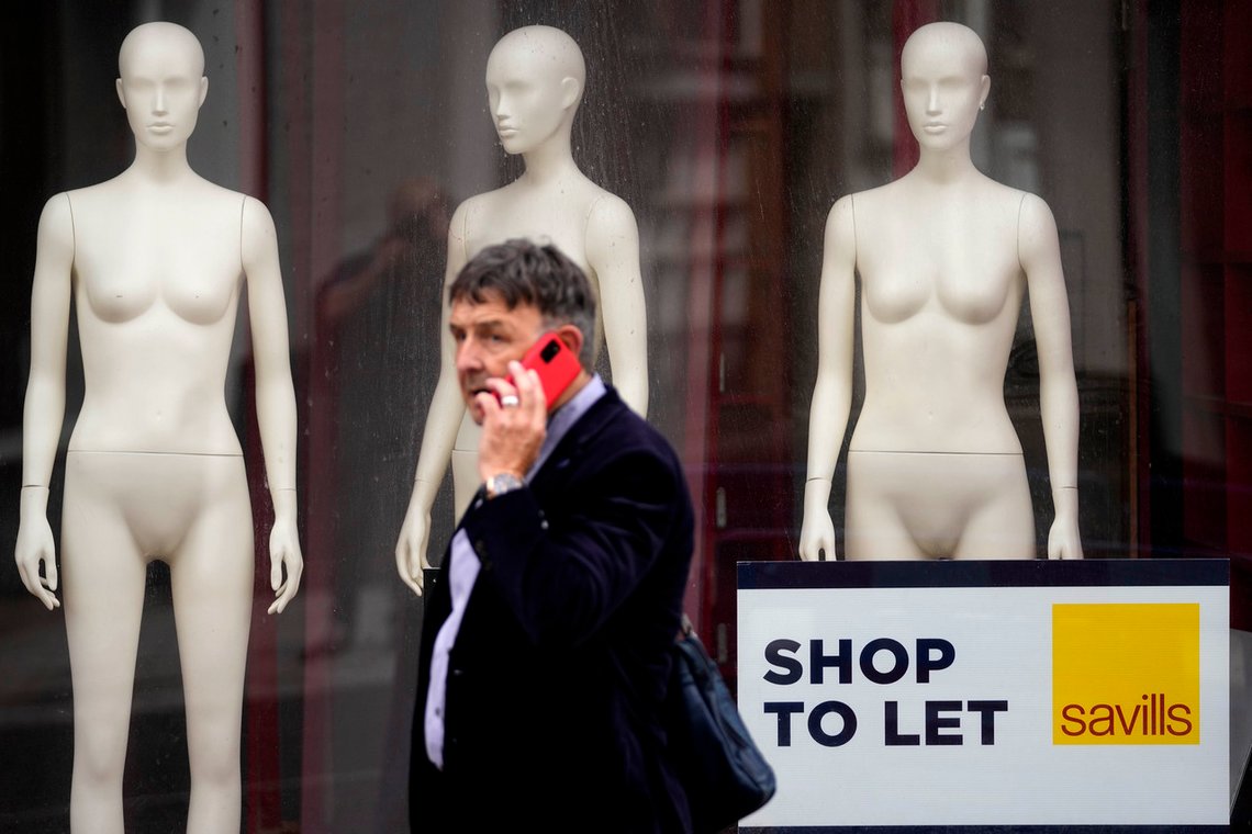 En mann passerer en stengt butikk i London. Prisstigningen i Storbritannia vil passere 18 prosent på nyåret, ifølge en ny prognose. Foto: Frank Augstein / AP / NTB En mann passerer en stengt butikk i London. Prisstigningen i Storbritannia vil passere 18 prosent på nyåret, ifølge en ny prognose. Foto: Frank Augstein / AP / NTB