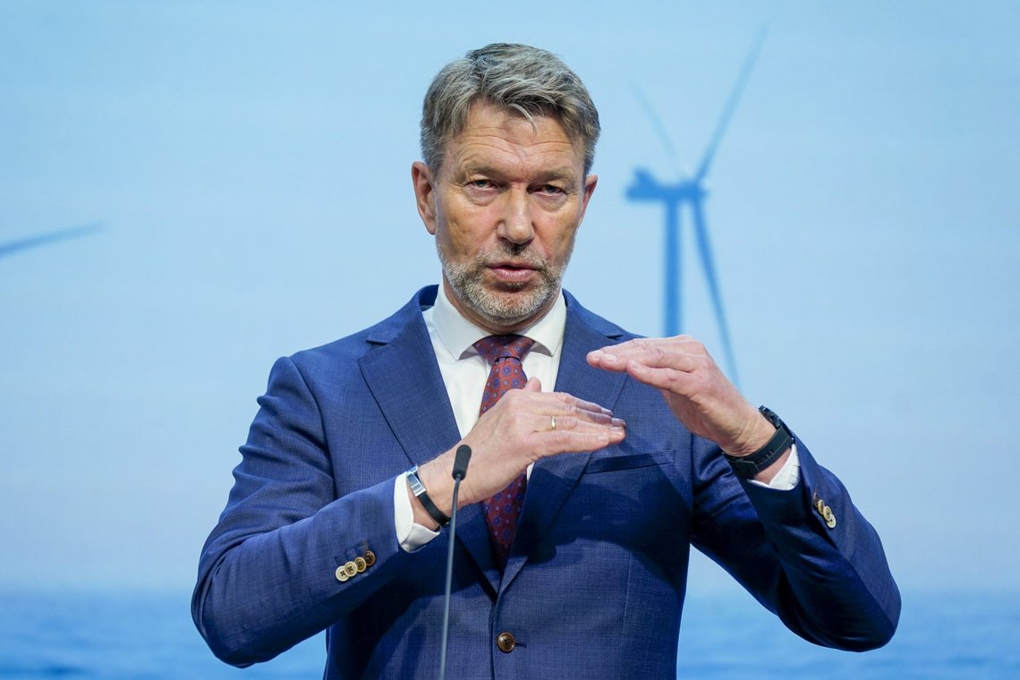 Olje- og energiminister Terje Aasland (Ap) vil ikke høre på de som vil utsette elektrifisering av sokkelen. I stedet følger han utopistene i AUF som ønsker enda mer drastiske tiltak for å gjøre byrden større for vanlige folk, og for bedriftene de jobber i. I et intervju med Dagens Næringsliv sier Asland sier et klart 'nei' til å stanse eller utsette elektrifiseringen av sokkelen. Foto: Lise Åserud / NTB Olje- og energiminister Terje Aasland (Ap) vil ikke høre på de som vil utsette elektrifisering av sokkelen. I stedet følger han utopistene i AUF som ønsker enda mer drastiske tiltak for å gjøre byrden større for vanlige folk, og for bedriftene de jobber i. I et intervju med Dagens Næringsliv sier Asland sier et klart 'nei' til å stanse eller utsette elektrifiseringen av sokkelen. Foto: Lise Åserud / NTB