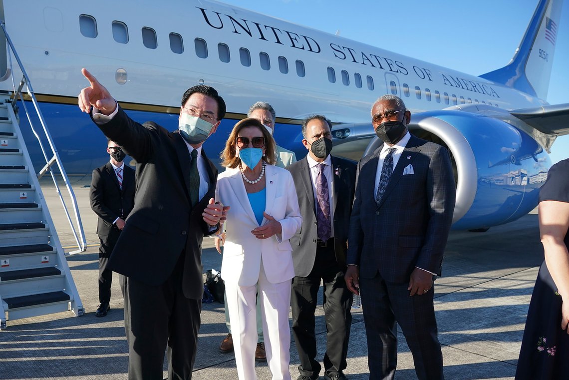 Tidligere denne uken dro den amerikanske kongresslederen Nancy Pelosi på et omstridt besøk til Taiwan. Kina reagerer nå med å stanse dialog med USA. Foto: Taiwan Ministry of Foreign Affairs via AP / NTB Tidligere denne uken dro den amerikanske kongresslederen Nancy Pelosi på et omstridt besøk til Taiwan. Kina reagerer nå med å stanse dialog med USA. Foto: Taiwan Ministry of Foreign Affairs via AP / NTB