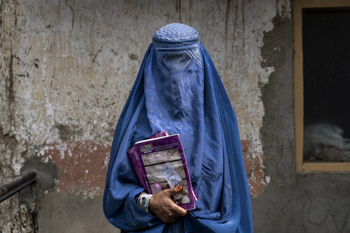 40 år gamle Arefeh går på en undergrunnsskole i Kabul sammen med sin datter som ikke får lov å gå i offentlig skole. Foto: Ebrahim Noroozi, AP / NTB. 40 år gamle Arefeh går på en undergrunnsskole i Kabul sammen med sin datter som ikke får lov å gå i offentlig skole. Foto: Ebrahim Noroozi, AP / NTB.