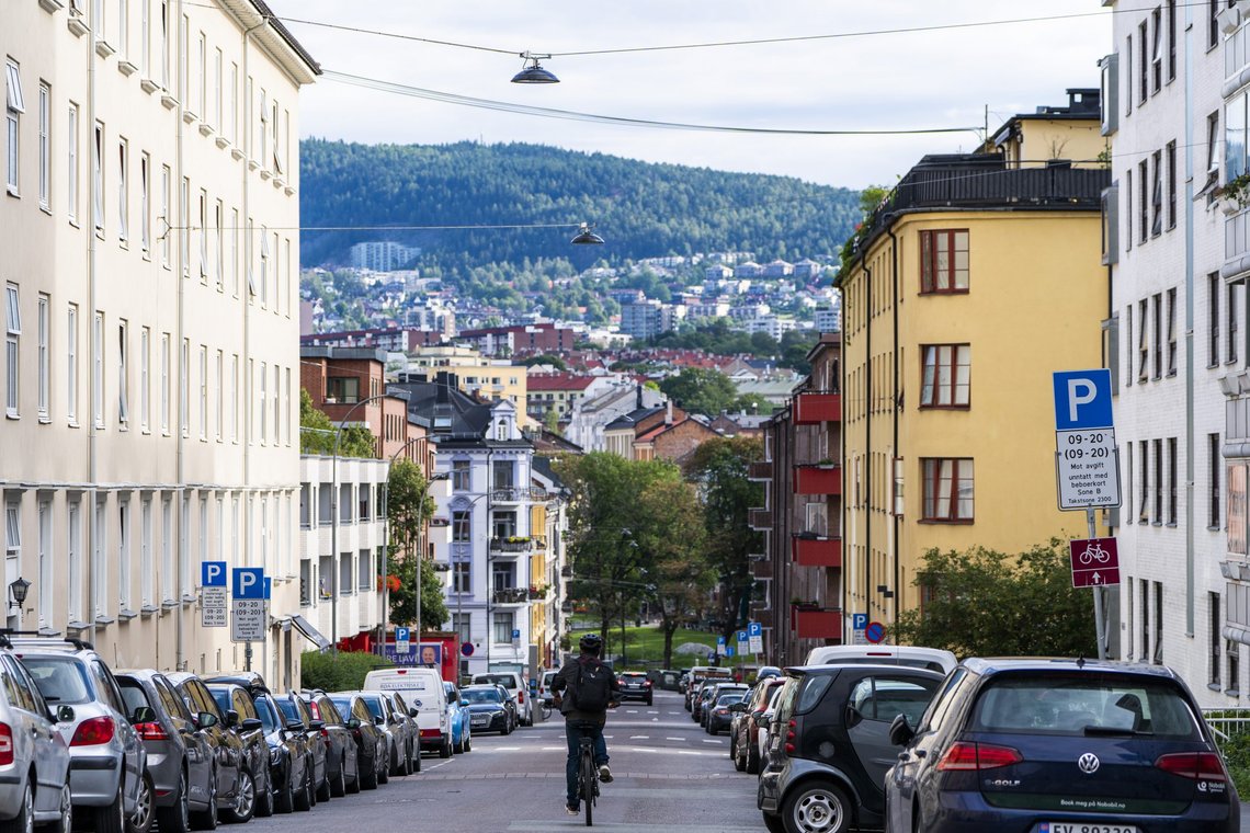 De færreste unge kan kjøpe leilighet sentralt i Oslo uten hjelp fra foreldre. Her fra Bjerregaards gate i bydel St. Hanshaugen i Oslo. Boligprisene har så langt i år steget 7,1 prosent på landsbasis. I Oslo har veksten vært 8,8 prosent. Foto: Håkon Mosvold Larsen / NTB De færreste unge kan kjøpe leilighet sentralt i Oslo uten hjelp fra foreldre. Her fra Bjerregaards gate i bydel St. Hanshaugen i Oslo. Boligprisene har så langt i år steget 7,1 prosent på landsbasis. I Oslo har veksten vært 8,8 prosent. Foto: Håkon Mosvold Larsen / NTB