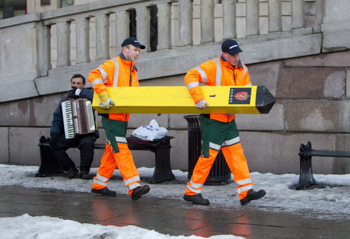 OSLO 20110203.
Installasjonen BORDERLINES ble åpnet foran Stortinget torsdag. Borderlines er laget av kunstner Morten Traavik og består av 21 par grensestolper hentet fra den norsk-russiske grensen i Sør-Varanger, Øst-Finnmark. I februar 2011 danner de en grensesone tvers gjennom offentlige byrom og folks daglige bevegelsesmønstre i Kirkenes og Oslo sentrum. Her en av stolpene på vei til å bli montert ved Stortinget.
Foto: Gorm Kallestad / NTB OSLO 20110203.
Installasjonen BORDERLINES ble åpnet foran Stortinget torsdag. Borderlines er laget av kunstner Morten Traavik og består av 21 par grensestolper hentet fra den norsk-russiske grensen i Sør-Varanger, Øst-Finnmark. I februar 2011 danner de en grensesone tvers gjennom offentlige byrom og folks daglige bevegelsesmønstre i Kirkenes og Oslo sentrum. Her en av stolpene på vei til å bli montert ved Stortinget.
Foto: Gorm Kallestad / NTB