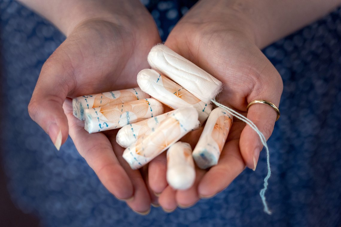 Illustrasjonsbilde av kvinne som holder tamponger. Foto: Gorm Kallestad / NTB Illustrasjonsbilde av kvinne som holder tamponger. Foto: Gorm Kallestad / NTB