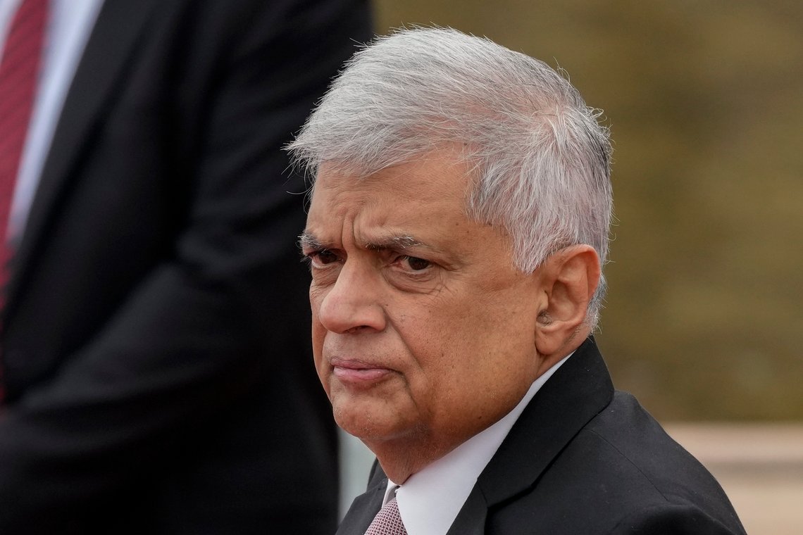 Sri Lankas president Ranil Wickremesinghe har lagt ned forbud mot import av en rekke varere i et forsøk å få kontroll over den økonomiske krisen. Foto: Eranga Jayawardena, AP/NTB. Sri Lankas president Ranil Wickremesinghe har lagt ned forbud mot import av en rekke varere i et forsøk å få kontroll over den økonomiske krisen. Foto: Eranga Jayawardena, AP/NTB.