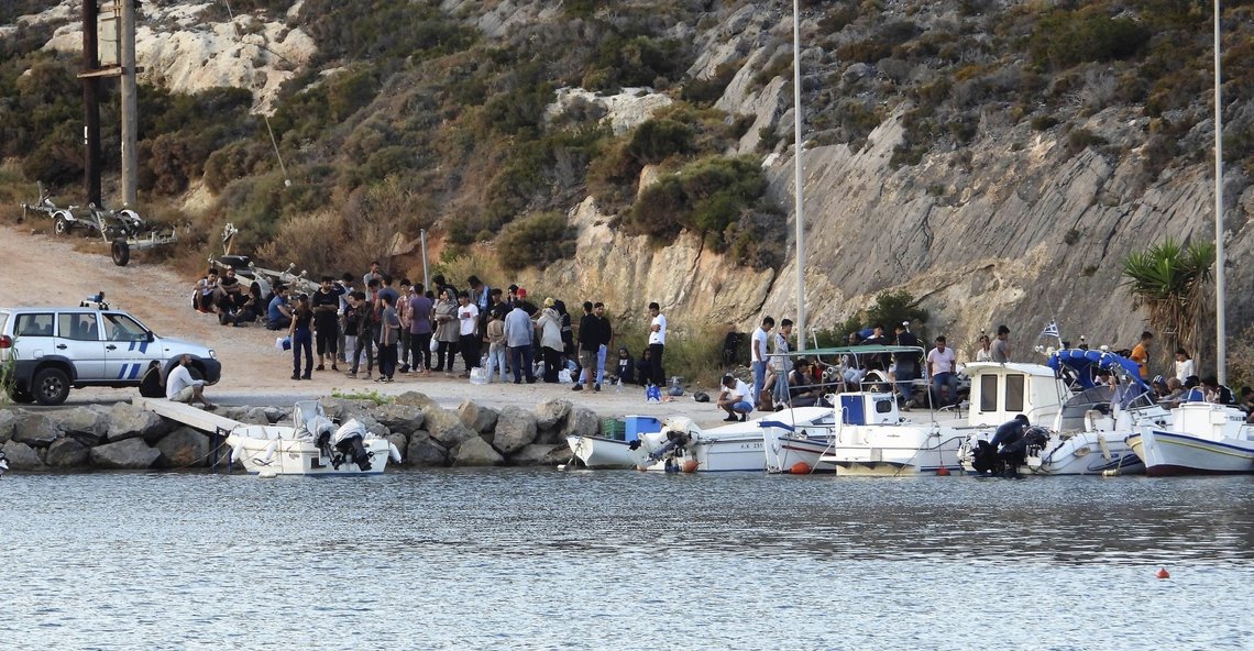 Migranter går i land på den greske øya Kythira onsdag, etter at en båt grunnstøtte. Torsdag ankom nok en båt med migranter samme øy. Foto: Giorgos Samios / AP / NTB Migranter går i land på den greske øya Kythira onsdag, etter at en båt grunnstøtte. Torsdag ankom nok en båt med migranter samme øy. Foto: Giorgos Samios / AP / NTB