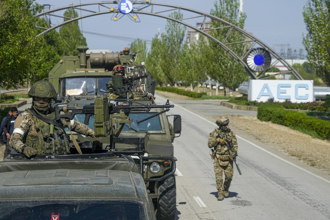 En russisk militærkolonne avbildet på veien som fører til atomkraftverket i Enerhodar 1. mai. Arkivfoto: AP / NTB En russisk militærkolonne avbildet på veien som fører til atomkraftverket i Enerhodar 1. mai. Arkivfoto: AP / NTB
