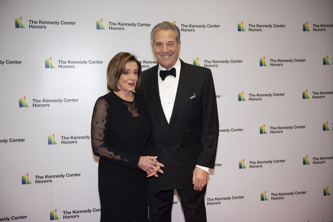 Paul Pelosi under lykkeligere omstendigheter, her sammen med sin kone Nancy Pelosi. Han erklærte seg idag skyldig i å ha kjørt i alkoholpåvirket tilstand og forårsaket personskade i mai. Foto: Kevin Wolf / AP / NTB Paul Pelosi under lykkeligere omstendigheter, her sammen med sin kone Nancy Pelosi. Han erklærte seg idag skyldig i å ha kjørt i alkoholpåvirket tilstand og forårsaket personskade i mai. Foto: Kevin Wolf / AP / NTB
