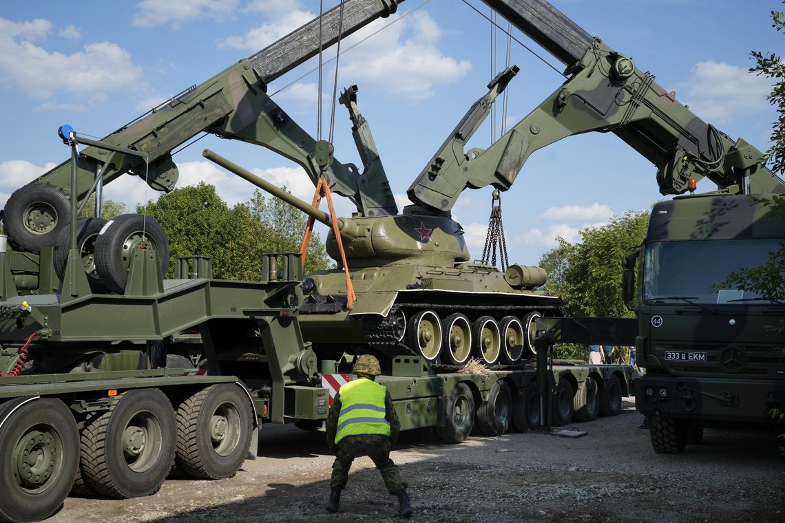 Cranes unload a Soviet T-34 tank which was installed as a monument in Narva from a trailer at a military museum in Tallinn, Estonia, Tuesday, Aug. 16, 2022. Estonia's government said Tuesday it has decided to remove a Soviet monument in the border town of Narva, sitting in the Baltic country's Russian-speaking part, with the prime minister saying the reason for the dismantling is that it represents a risk for public order. (AP Photo/Sergei Grits) Cranes unload a Soviet T-34 tank which was installed as a monument in Narva from a trailer at a military museum in Tallinn, Estonia, Tuesday, Aug. 16, 2022. Estonia's government said Tuesday it has decided to remove a Soviet monument in the border town of Narva, sitting in the Baltic country's Russian-speaking part, with the prime minister saying the reason for the dismantling is that it represents a risk for public order. (AP Photo/Sergei Grits)