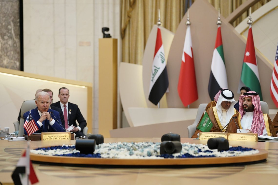 President Joe Biden og Saudi-Arabias kronprins Mohammed bin Salman under et møte i Samarbeidsrådet for golflandene for to uker siden. Nå har Biden godkjent salg av våpen til 5 milliarder dollar til Saudi-Arabia og Emiratene. Foto: Evan Vucci / AP / NTB President Joe Biden og Saudi-Arabias kronprins Mohammed bin Salman under et møte i Samarbeidsrådet for golflandene for to uker siden. Nå har Biden godkjent salg av våpen til 5 milliarder dollar til Saudi-Arabia og Emiratene. Foto: Evan Vucci / AP / NTB