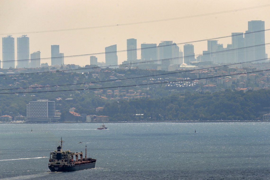 Det ukrainske skipet Razoni lastet med korn seilte onsdag videre fra Tyrkia etter å ha blitt inspisert av Russland, Ukraina, Tyrkia og FN. Foto: Emrah Gurel / AP / NTB Det ukrainske skipet Razoni lastet med korn seilte onsdag videre fra Tyrkia etter å ha blitt inspisert av Russland, Ukraina, Tyrkia og FN. Foto: Emrah Gurel / AP / NTB