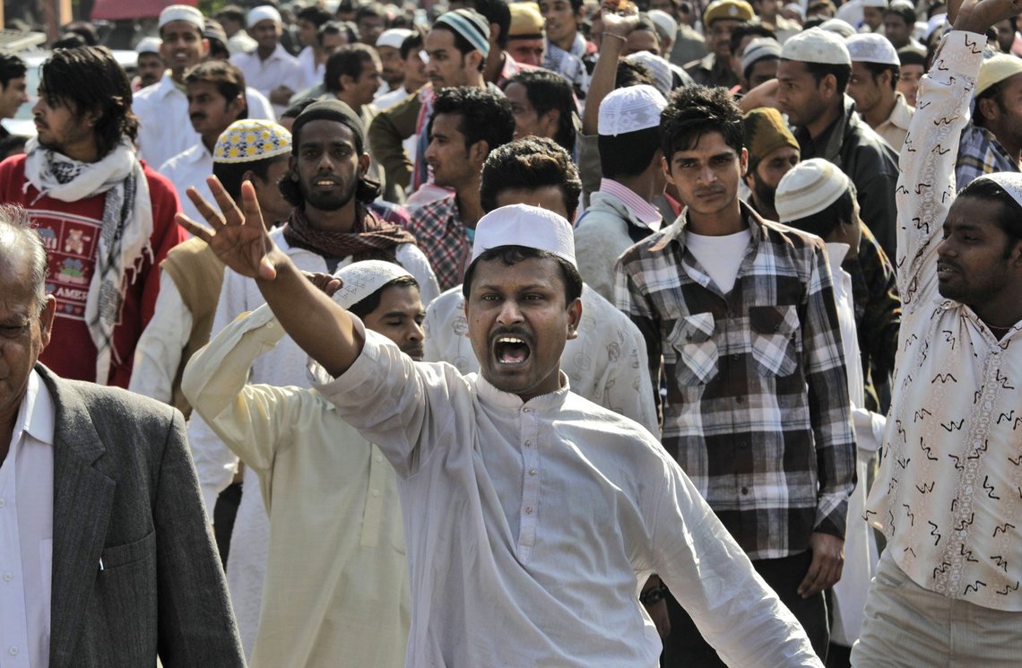 Indiske muslimer synger slagord mot forfatteren Salman Rushdie etter en fredagsbønn i Jaipur i 2012.
Foto: Manish Swarup / AP Photo / NTB Indiske muslimer synger slagord mot forfatteren Salman Rushdie etter en fredagsbønn i Jaipur i 2012.
Foto: Manish Swarup / AP Photo / NTB