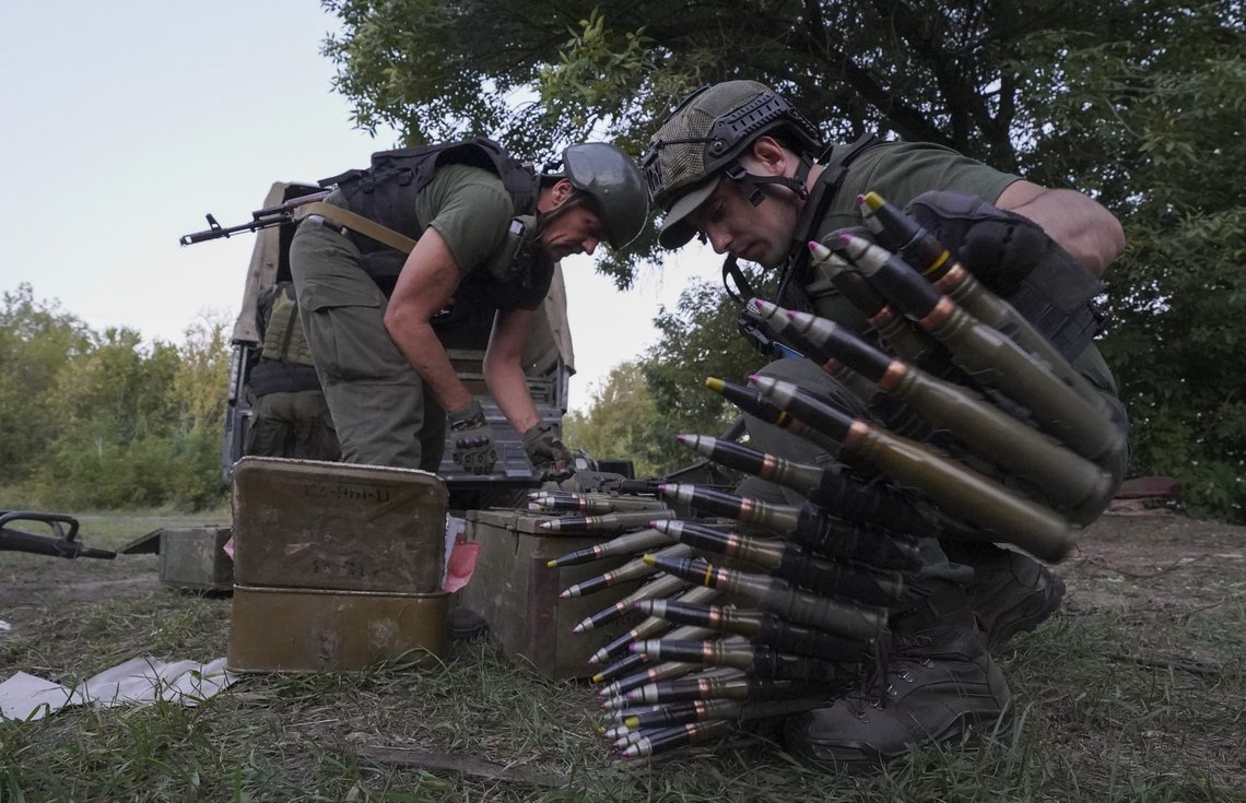 Ukrainske styrker mottar ukentlig nye forsendelser av våpen og ammunisjon, og vestlige våpenprodusenter har gode dager. Foto: AP / NTB Ukrainske styrker mottar ukentlig nye forsendelser av våpen og ammunisjon, og vestlige våpenprodusenter har gode dager. Foto: AP / NTB
