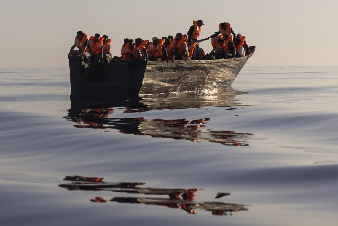 En gruppe migranter får utdelt redningsvester fra hjelpeorganisasjonen SOS Méditerranée mens de venter på å bli reddet i land etter en lang ferd over Middelhavet. Foto: Jeremias Gonzalez / AP / NTB En gruppe migranter får utdelt redningsvester fra hjelpeorganisasjonen SOS Méditerranée mens de venter på å bli reddet i land etter en lang ferd over Middelhavet. Foto: Jeremias Gonzalez / AP / NTB