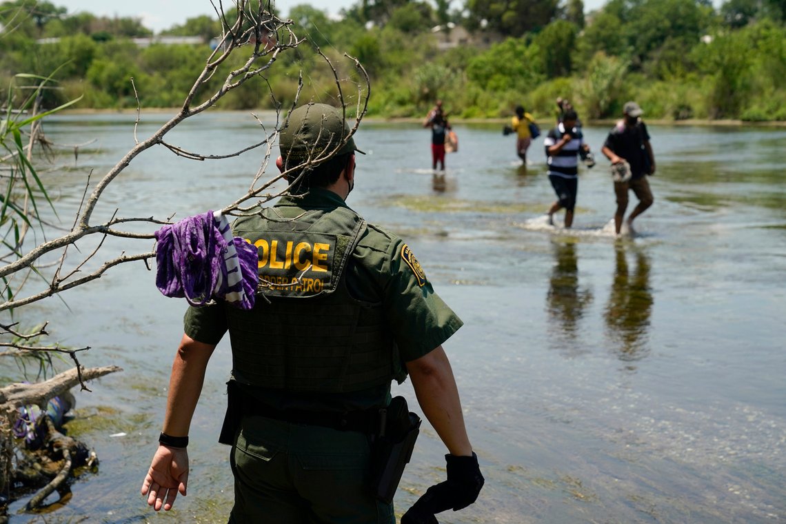 En US Border Patrol-agent ser migranter ankomme Texas og USA, men gjør ingenting for å forhindre det. Foto: AP /Eric Gay /NTB En US Border Patrol-agent ser migranter ankomme Texas og USA, men gjør ingenting for å forhindre det. Foto: AP /Eric Gay /NTB