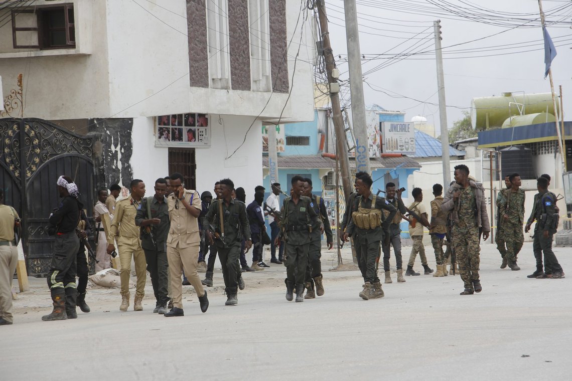 Soldater på patrulje utenfor Hayat Hotel i Mogadishu der islamistgruppa al-Shabaab gikk til angrep fredag. Foto: Farah Abdi Warsameh, AP / NTB. Soldater på patrulje utenfor Hayat Hotel i Mogadishu der islamistgruppa al-Shabaab gikk til angrep fredag. Foto: Farah Abdi Warsameh, AP / NTB.