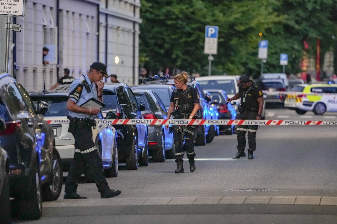 Politiet leter etter spor etter at det ble avfyrt skudd på Torshov i Oslo tirsdag kveld. Foto: Beate Oma Dahle / NTB Politiet leter etter spor etter at det ble avfyrt skudd på Torshov i Oslo tirsdag kveld. Foto: Beate Oma Dahle / NTB