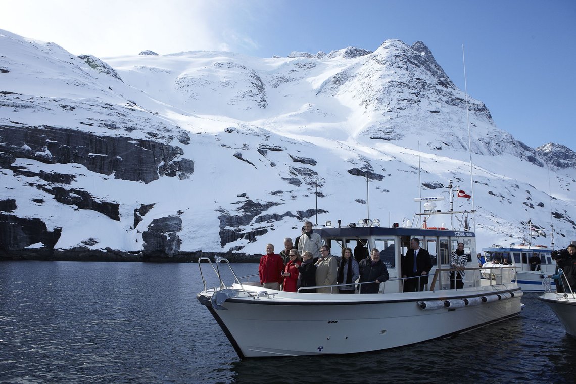 Nuuk, Greenland 20110512.
Møte i Arkisk Råd. Utenriksminister i USA, Hillary Clinton, Lene Espersen, Carl Bildt, Ossur Skarphadinsson og Jonas Gahr Støre nyter det gode været og utsikten under en båttur.
Foto: Ulrik Bang / SCANPIX Nuuk, Greenland 20110512.
Møte i Arkisk Råd. Utenriksminister i USA, Hillary Clinton, Lene Espersen, Carl Bildt, Ossur Skarphadinsson og Jonas Gahr Støre nyter det gode været og utsikten under en båttur.
Foto: Ulrik Bang / SCANPIX