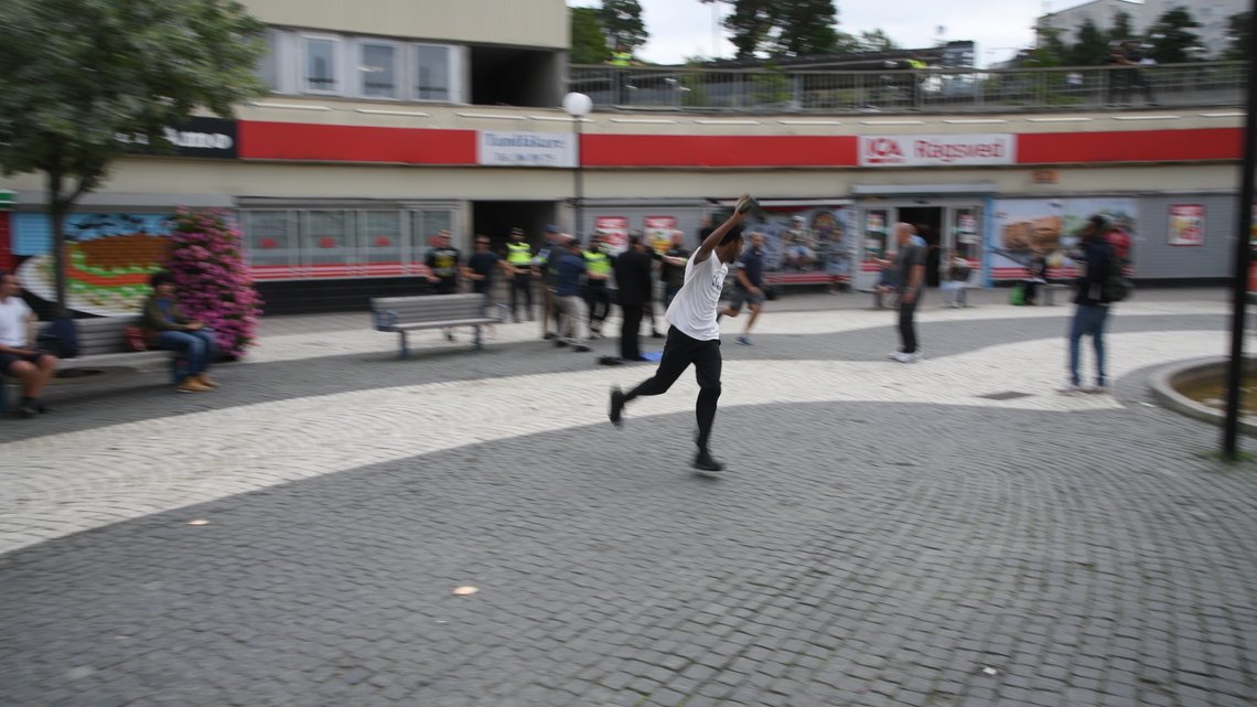 Ung mann roper Allahu Akbar i Rågsved
Foto: Roger Sahlström Ung mann roper Allahu Akbar i Rågsved
Foto: Roger Sahlström