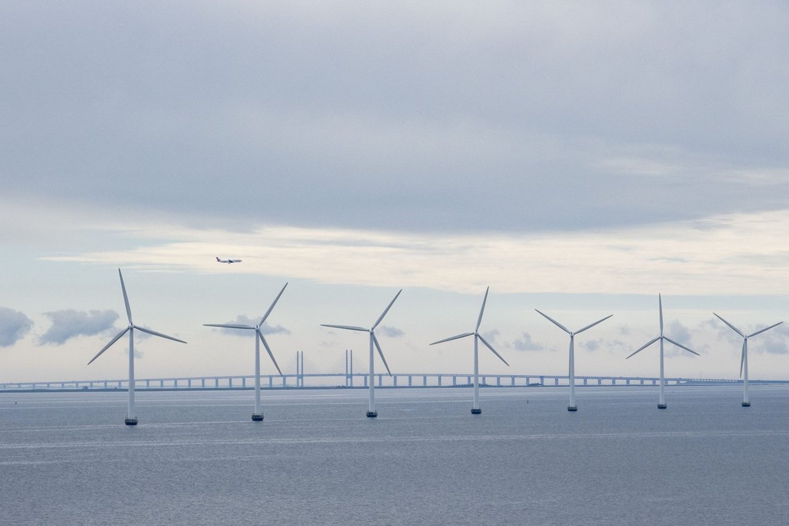 Australia ønsker seg slike
vindmøller som i Øresund mellom København og Malmö. Øresundbrua i bakgrunnen.
Foto: Paul Kleiven / NTB Australia ønsker seg slike
vindmøller som i Øresund mellom København og Malmö. Øresundbrua i bakgrunnen.
Foto: Paul Kleiven / NTB