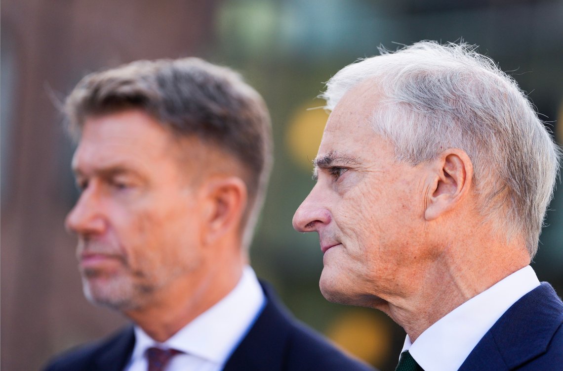 Statsminister Jonas Gahr Støre og olje- og energiminister Terje Aasland møter pressen etter å ha invitert representanter fra selskapene Equinor, Aker BP og Vår Energi til et møte om energikrisen i Europa i Oslo den 15. september 2022. Foto: Javad Parsa / NTB. Statsminister Jonas Gahr Støre og olje- og energiminister Terje Aasland møter pressen etter å ha invitert representanter fra selskapene Equinor, Aker BP og Vår Energi til et møte om energikrisen i Europa i Oslo den 15. september 2022. Foto: Javad Parsa / NTB.
