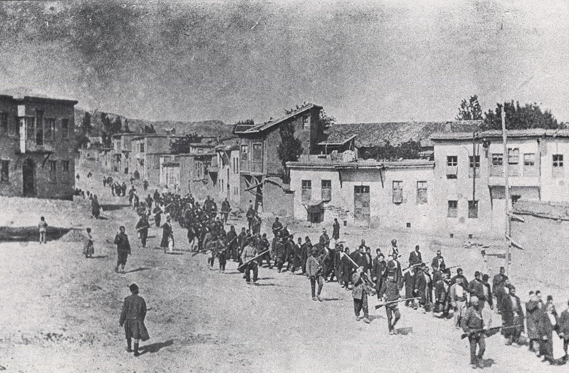 Osmanske soldater geleider armenske menn fra Kharput til henrettelse utenfor byen, mars 1915–juni 1915. Wikimedia Commons Osmanske soldater geleider armenske menn fra Kharput til henrettelse utenfor byen, mars 1915–juni 1915. Wikimedia Commons