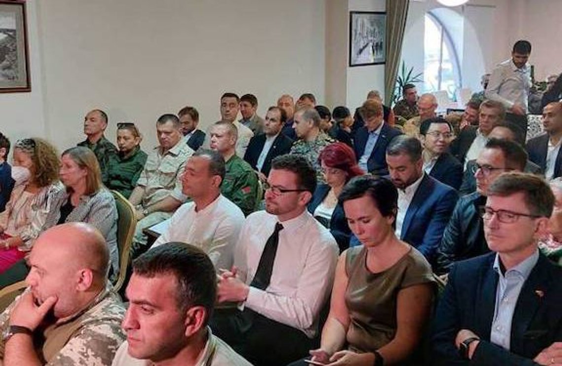 En tydelig preget diplomatisk forsamling hører hærsjefen fortelle om azeriske soldaters framferd i Jarmuk. En tydelig preget diplomatisk forsamling hører hærsjefen fortelle om azeriske soldaters framferd i Jarmuk.