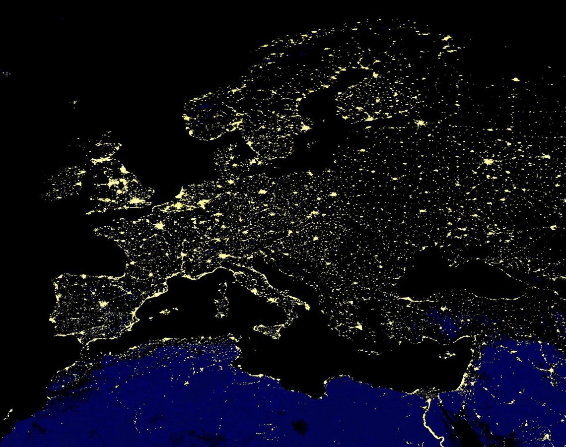 Nattlys i Europa. Dette krever energi. Da kreves massiv internasjonal støtte hvis vi vil unngå kollaps, hevder mener Equinors Helge Haugane. Foto: WikiMedia Nattlys i Europa. Dette krever energi. Da kreves massiv internasjonal støtte hvis vi vil unngå kollaps, hevder mener Equinors Helge Haugane. Foto: WikiMedia