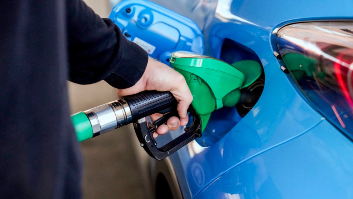 Sverige kan få muligheten til å midlertidig fjerne skatt på bensin og diesel, ifølge nyhetsbyrået TT. Illustrasjonsfoto: Beate Oma Dahle / NTB Sverige kan få muligheten til å midlertidig fjerne skatt på bensin og diesel, ifølge nyhetsbyrået TT. Illustrasjonsfoto: Beate Oma Dahle / NTB