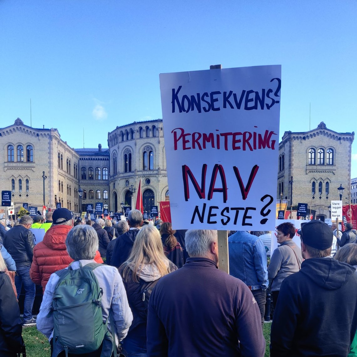 I den tynne skogen av folk som møtte opp for å demonstrere mot de høye strømprisene mandag 19. september, fant vi denne dystre, men realistiske plakaten. Foto. Geir Furuseth I den tynne skogen av folk som møtte opp for å demonstrere mot de høye strømprisene mandag 19. september, fant vi denne dystre, men realistiske plakaten. Foto. Geir Furuseth