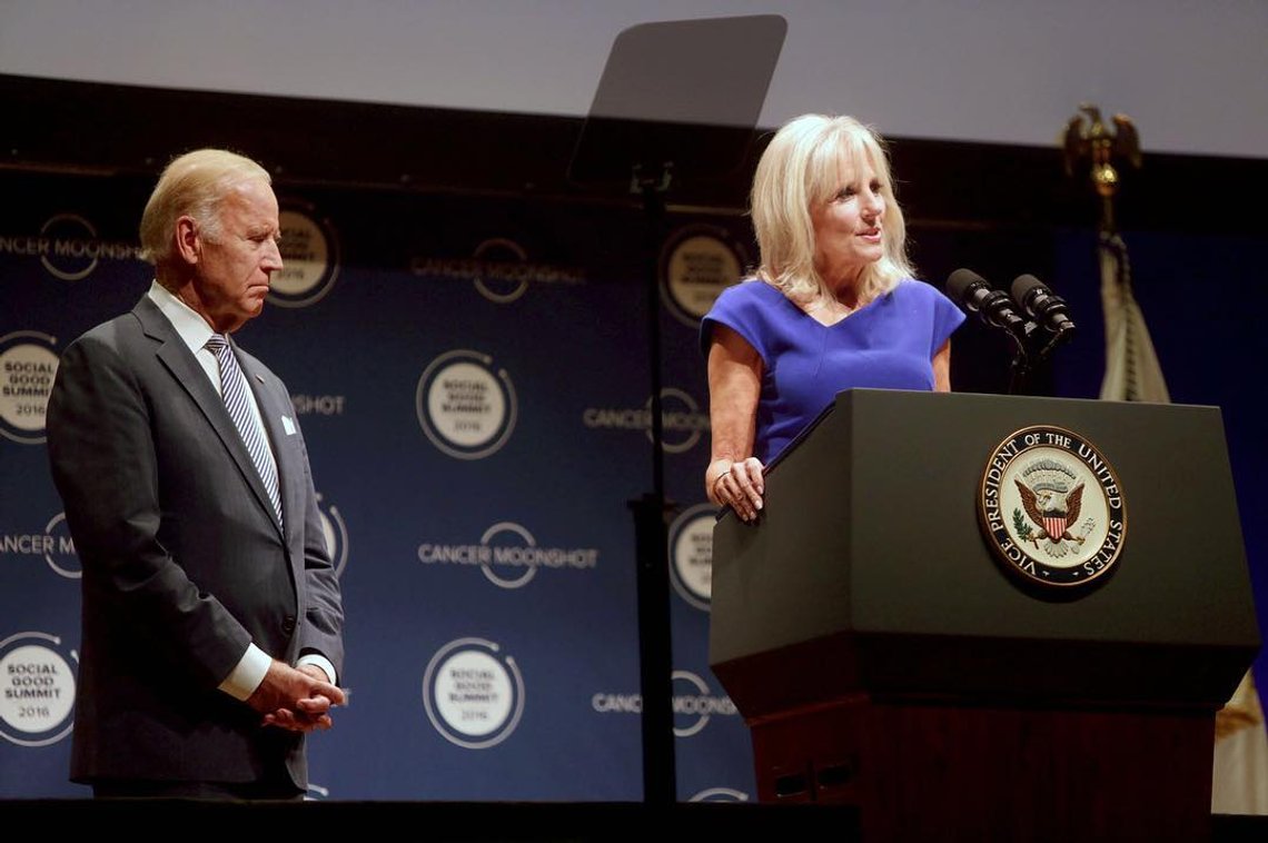 USAs president og hans kone Jill ankom mer enn en halvtime for sent til Dronningens bisettelse. Det medførte at de måtte sitte langt bak i rekkene. Ill.foto: Wikimedia Commons USAs president og hans kone Jill ankom mer enn en halvtime for sent til Dronningens bisettelse. Det medførte at de måtte sitte langt bak i rekkene. Ill.foto: Wikimedia Commons