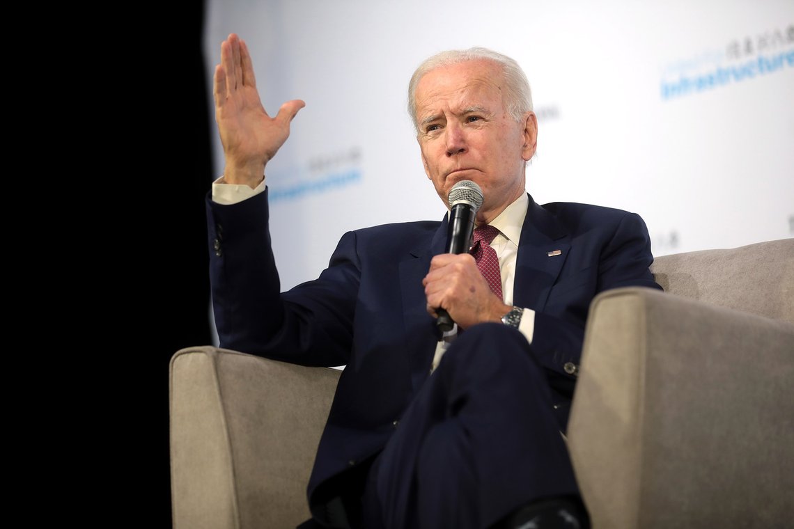 Joe Bidens administrasjon ville ikke ha noe av at covid-injeksjonenes høye beskytter skulle gjøres til latter. Foto: Gage Skidmore, Wikimedia Commons Joe Bidens administrasjon ville ikke ha noe av at covid-injeksjonenes høye beskytter skulle gjøres til latter. Foto: Gage Skidmore, Wikimedia Commons