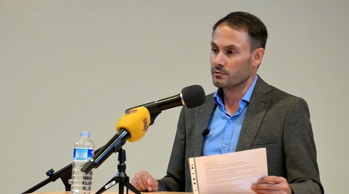 Mikail Yüksel er partileder i Nyans. Han truer nå med å anmelde SD-politiker Richard Jomshov for æreskrenkelse. Stillbilde video Mikail Yüksel er partileder i Nyans. Han truer nå med å anmelde SD-politiker Richard Jomshov for æreskrenkelse. Stillbilde video