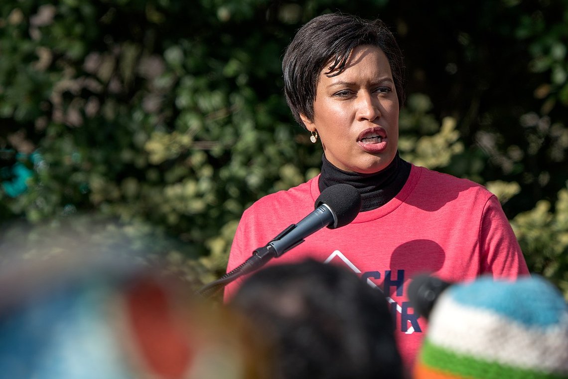 Borgermester Muriel Bowser i Washington DC har erklært offentlig nødsituasjon på grunn av bussingen av migranter til Washington fra Texas og Arizona. Foto: Lorie Shaull, Wikimedia Commons Borgermester Muriel Bowser i Washington DC har erklært offentlig nødsituasjon på grunn av bussingen av migranter til Washington fra Texas og Arizona. Foto: Lorie Shaull, Wikimedia Commons