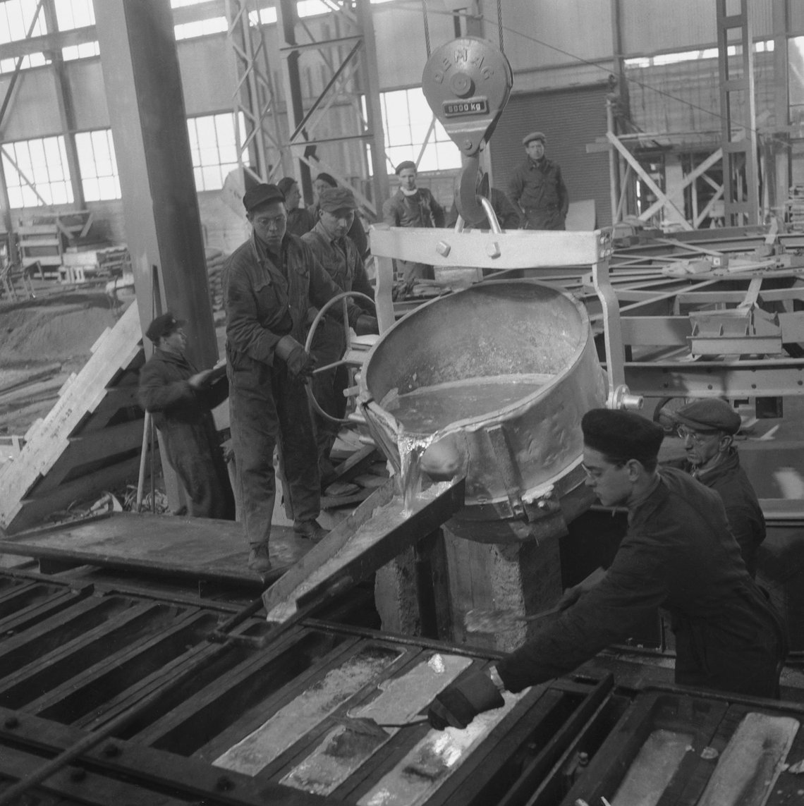 SUNNDALSØRA 19540402 Aluminiumsverket Årdal og Sunndal verk settes i drift. Her flyter de de første 100 kiloene med aluminium fra den store gryta og ned i formene, etter at statsråd Nils Handal har vridd på håndtaket og offisielt åpnet verket.
Foto: NTB / NTB SUNNDALSØRA 19540402 Aluminiumsverket Årdal og Sunndal verk settes i drift. Her flyter de de første 100 kiloene med aluminium fra den store gryta og ned i formene, etter at statsråd Nils Handal har vridd på håndtaket og offisielt åpnet verket.
Foto: NTB / NTB