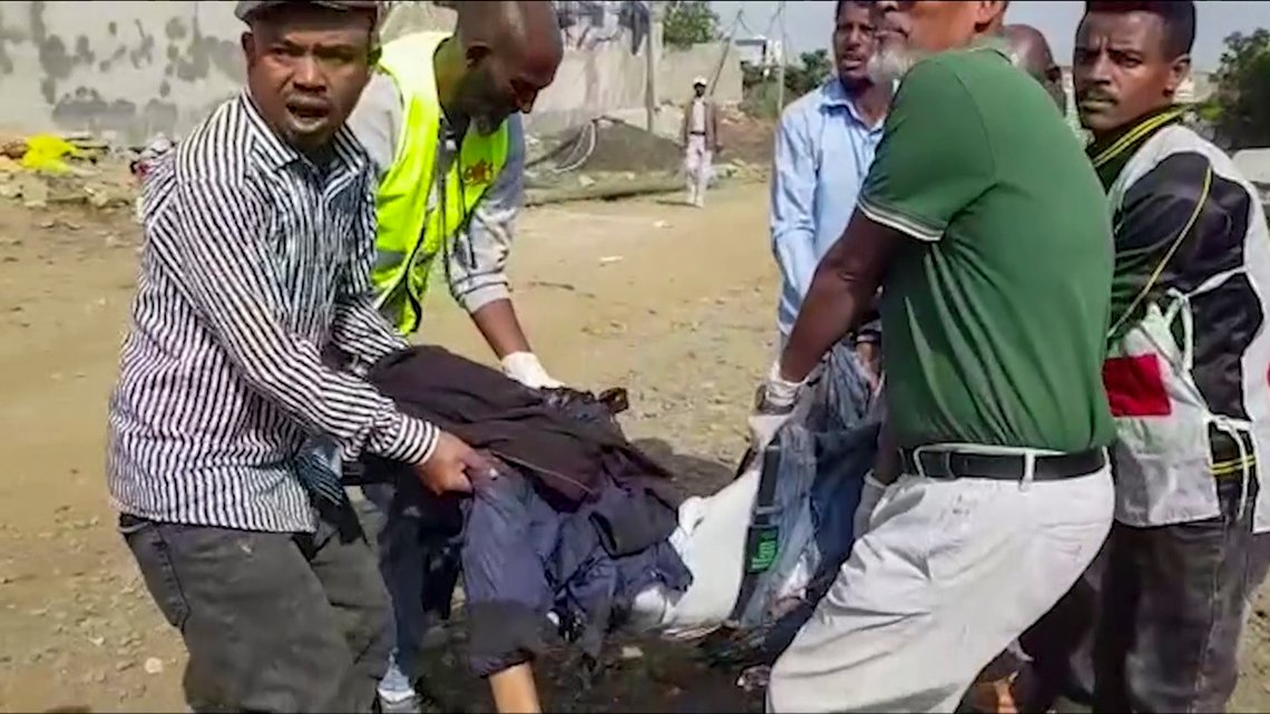 Et offer for et flyangrep fra etiopiske regjeringsstyrker bæres inn i en ambulanse i Mekele, hovedstaden i Tigray-regionen nord i Etiopia. Foto: AP / NTB Et offer for et flyangrep fra etiopiske regjeringsstyrker bæres inn i en ambulanse i Mekele, hovedstaden i Tigray-regionen nord i Etiopia. Foto: AP / NTB
