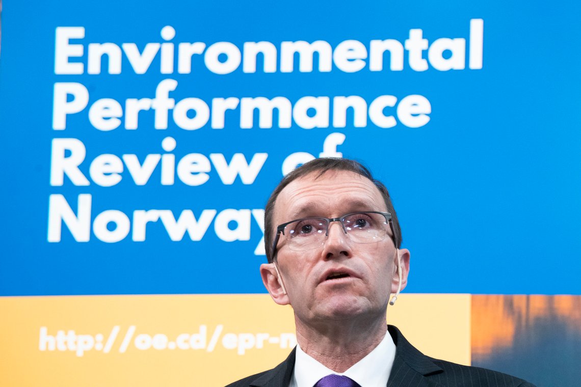 Klima- og miljøminister Espen Barth Eide er skuffet over ESAs krav til CO2-kompensasjonsordningen. Foto: Terje Pedersen / NTB Klima- og miljøminister Espen Barth Eide er skuffet over ESAs krav til CO2-kompensasjonsordningen. Foto: Terje Pedersen / NTB