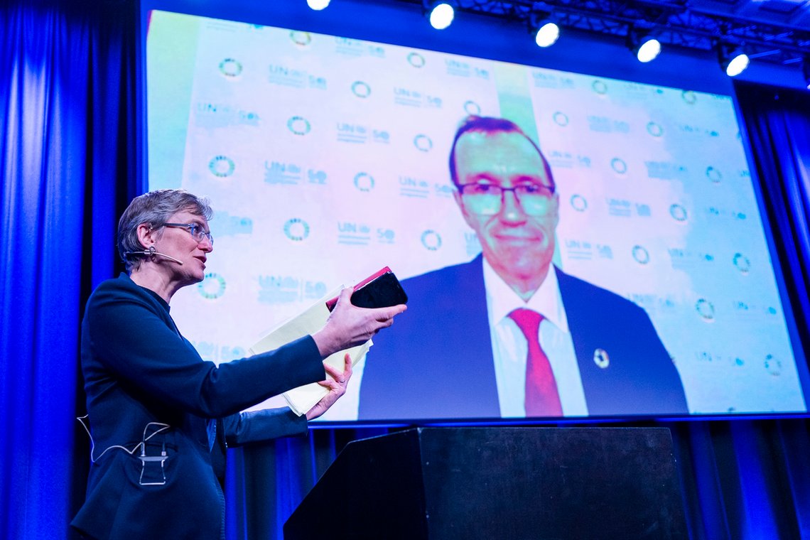 Direktør i Miljødirektoratet Ellen Hambro i samtale med klima- og miljøminister Espen Barth Eide (Ap) på storskjerm fra et tidligere arrangement. Foto: Håkon Mosvold Larsen / NTB Direktør i Miljødirektoratet Ellen Hambro i samtale med klima- og miljøminister Espen Barth Eide (Ap) på storskjerm fra et tidligere arrangement. Foto: Håkon Mosvold Larsen / NTB