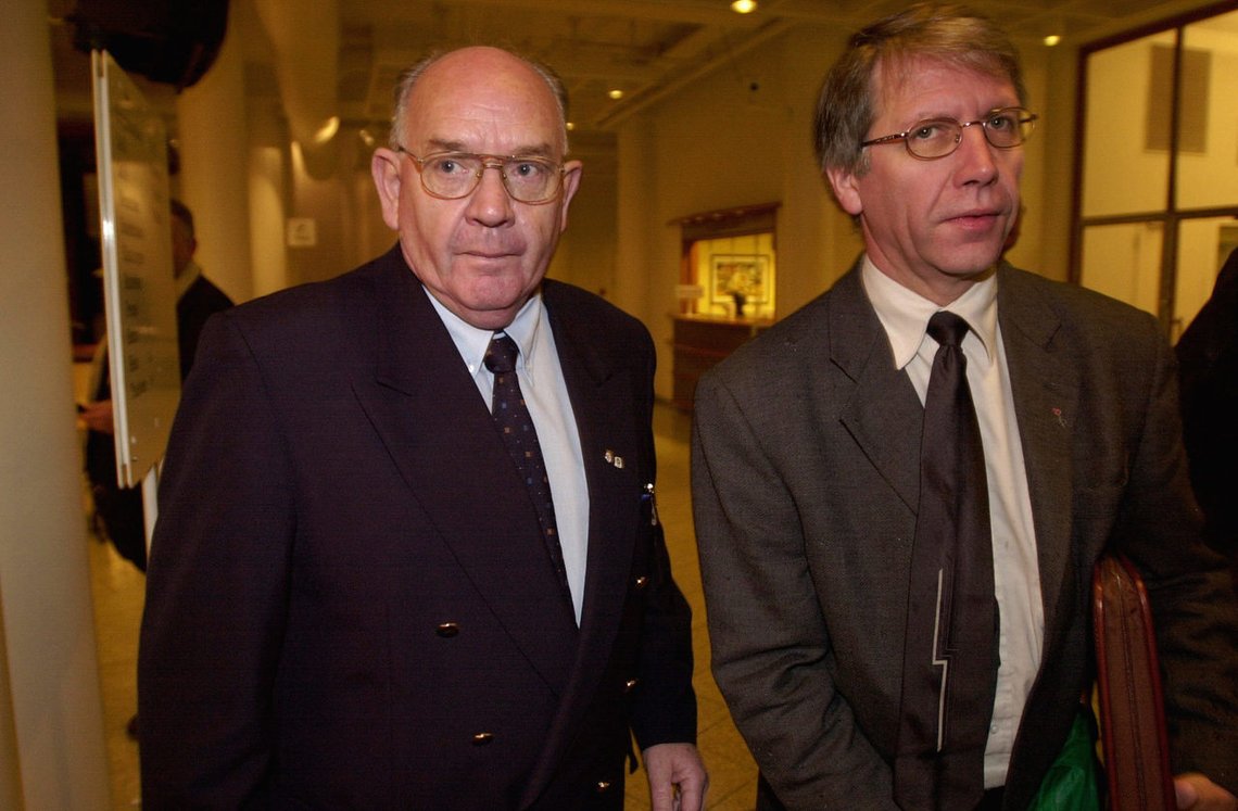 Jernbaneforbundets leder Ove Dahlsheim (til venstre ) tok i mot samferdselsminister Terje Moe Gustavsen ,som holdt et innlegg til forsamlingen i år 2000. Dalsheim har vært medlem av Ap, men nå går medlemskapet mot slutten. Foto: Heiko Junge / NTB Jernbaneforbundets leder Ove Dahlsheim (til venstre ) tok i mot samferdselsminister Terje Moe Gustavsen ,som holdt et innlegg til forsamlingen i år 2000. Dalsheim har vært medlem av Ap, men nå går medlemskapet mot slutten. Foto: Heiko Junge / NTB