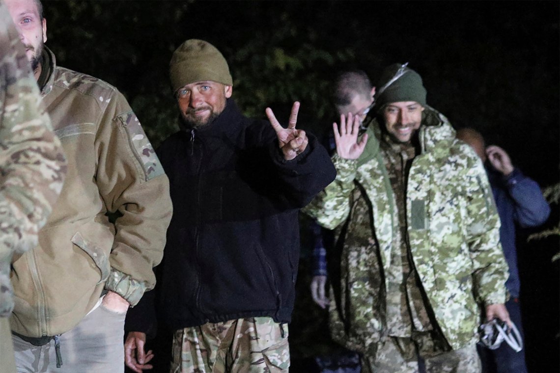 In this photo provided by the Ukrainian Security service Press Office, Ukrainian soldiers, who were released in a prisoner exchange between Russia and Ukraine, smile close to Chernihiv, Ukraine, late Wednesday, Sept. 21, 2022. Ukraine announced a high-profile prisoner swap early Thursday that culminated months of efforts to free many of the Ukrainian fighters who defended a steel plant in Mariupol during a long Russian siege. Foto: Ukrainian Security service Press Office / AP / NTB In this photo provided by the Ukrainian Security service Press Office, Ukrainian soldiers, who were released in a prisoner exchange between Russia and Ukraine, smile close to Chernihiv, Ukraine, late Wednesday, Sept. 21, 2022. Ukraine announced a high-profile prisoner swap early Thursday that culminated months of efforts to free many of the Ukrainian fighters who defended a steel plant in Mariupol during a long Russian siege. Foto: Ukrainian Security service Press Office / AP / NTB