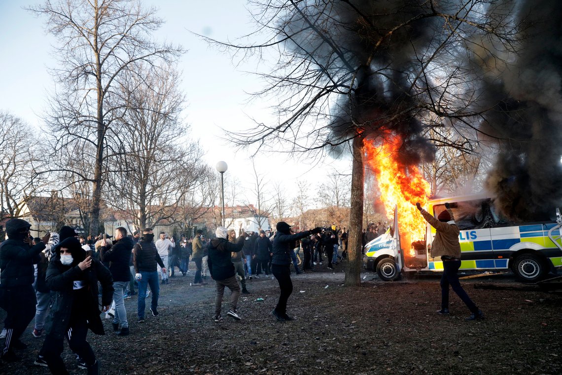 Demonstranter under opptøyene i Sveaparken i Örebro i påsken. Foto: Kicki Nilsson / TT / NTB Demonstranter under opptøyene i Sveaparken i Örebro i påsken. Foto: Kicki Nilsson / TT / NTB